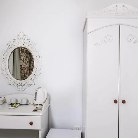 Hotel The White 2*