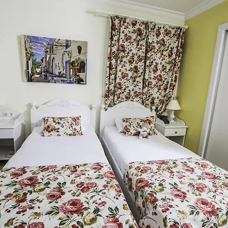 Hotel The White